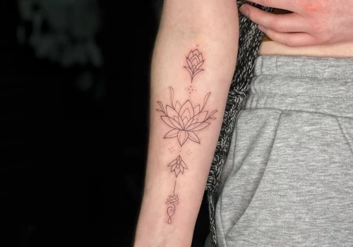 Featured image - Tatouage Fleur de Lotus _ Symbole de Pureté et de Renaissance - The Black Hat Tattoo
